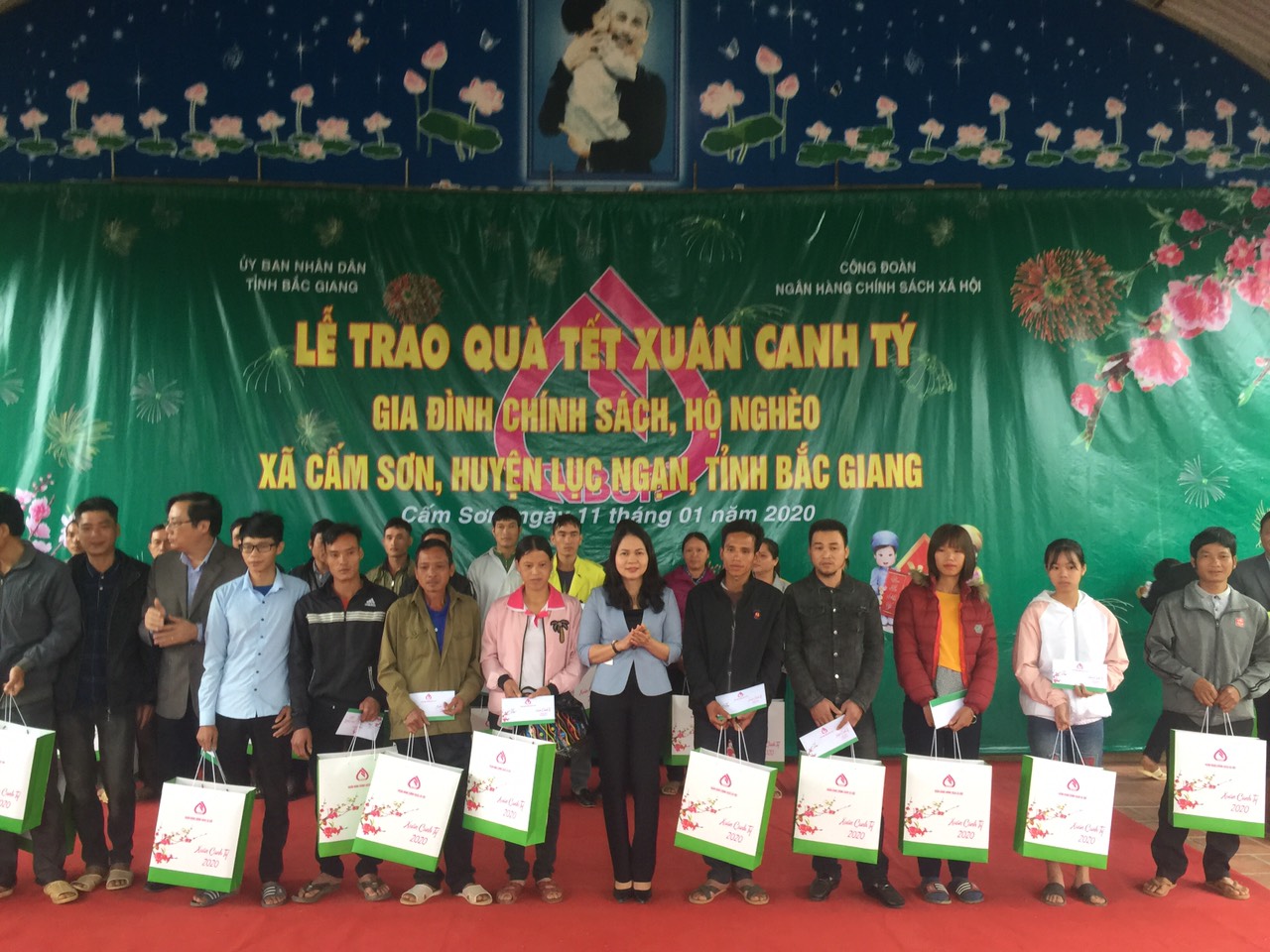 Ngân hàng Chính sách xã hội Việt Nam thăm tặng quà tết cho người nghèo tại xã Cấm Sơn, huyện Lục...